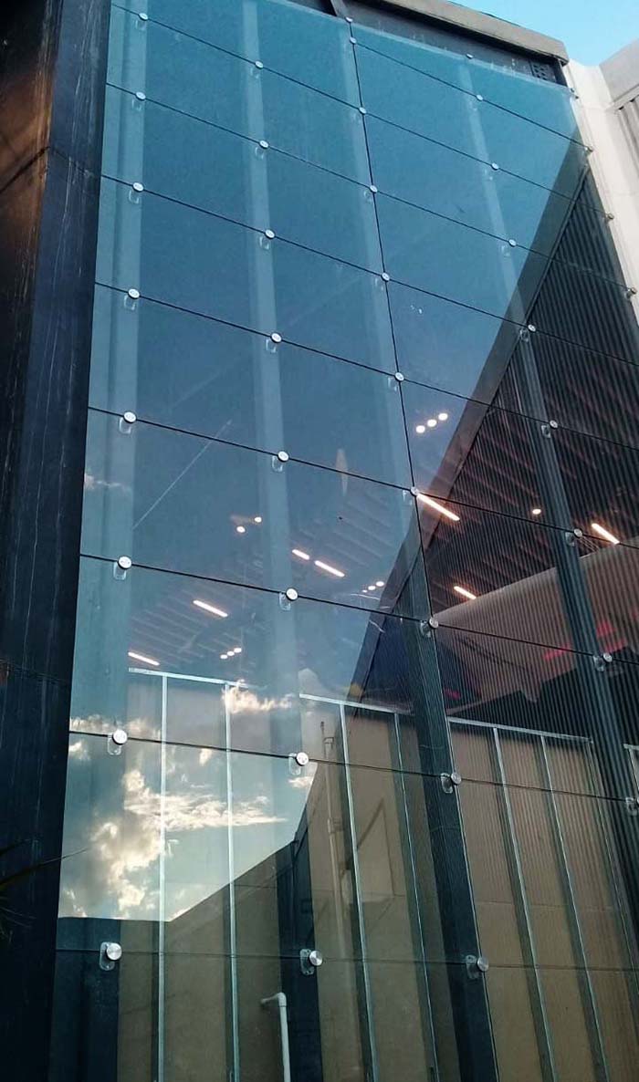 Thi công vách kính nhà phố